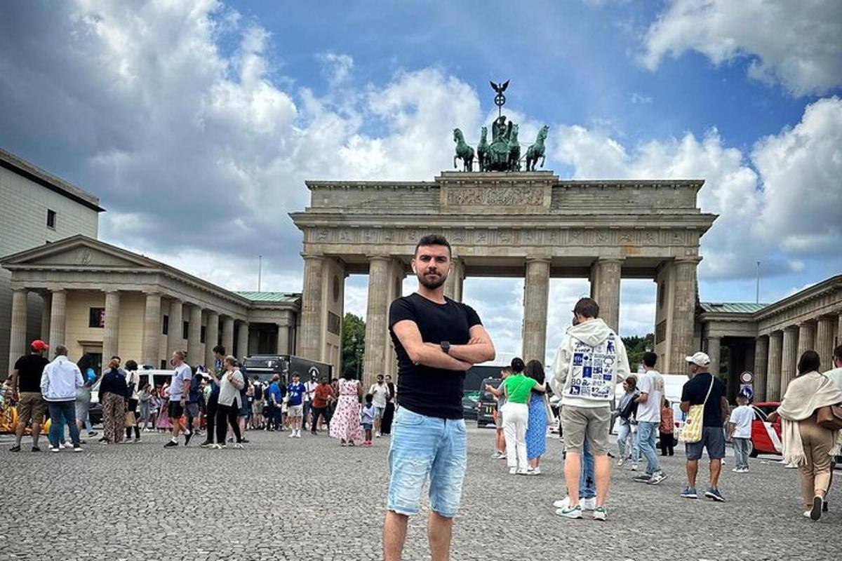 muž stojí před památníkem
