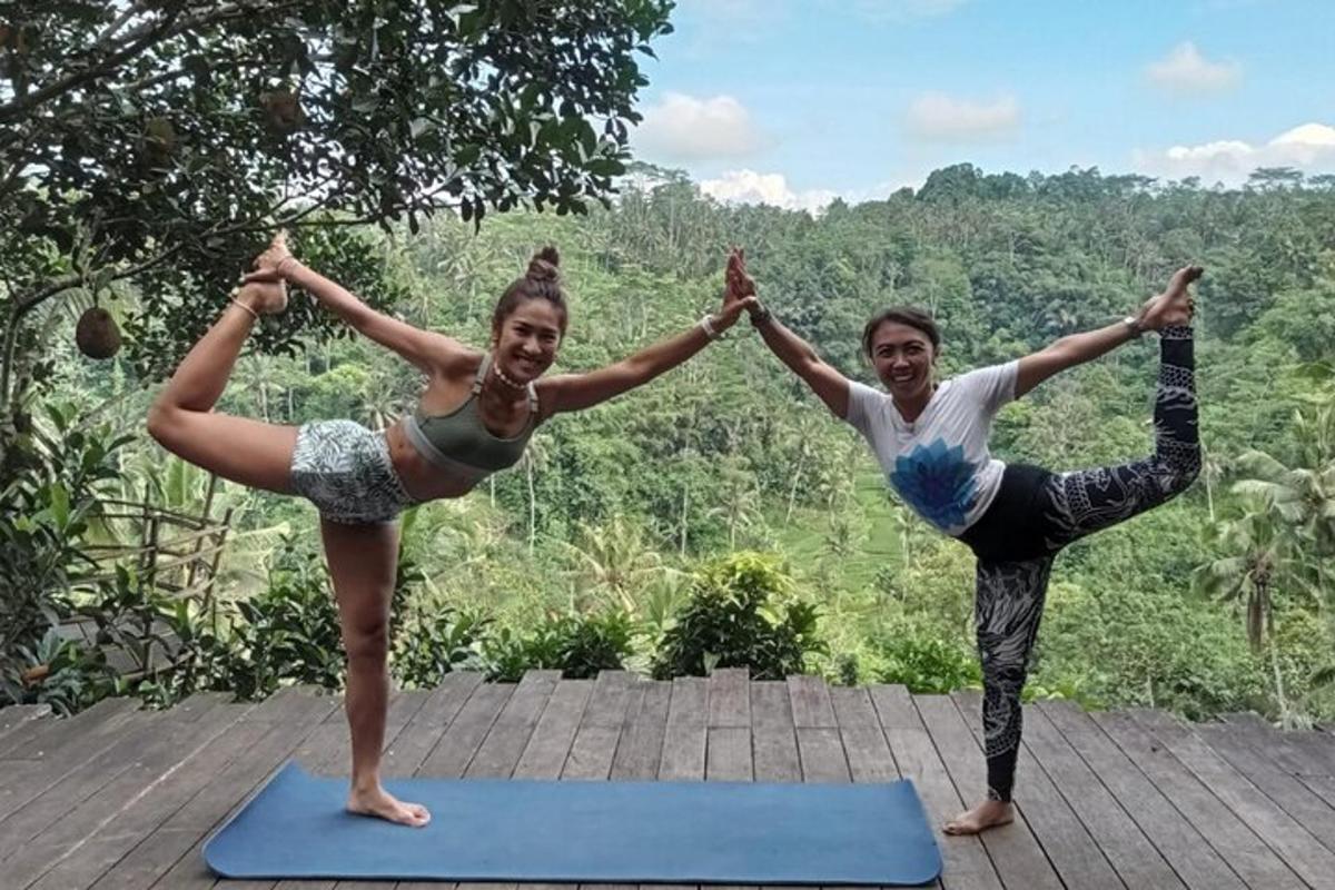 seorang pria dan seorang wanita melakukan pose yoga