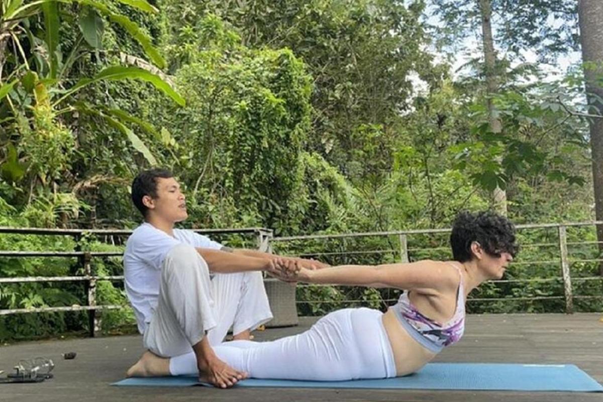 一名男子和一名女子正在做瑜伽姿势