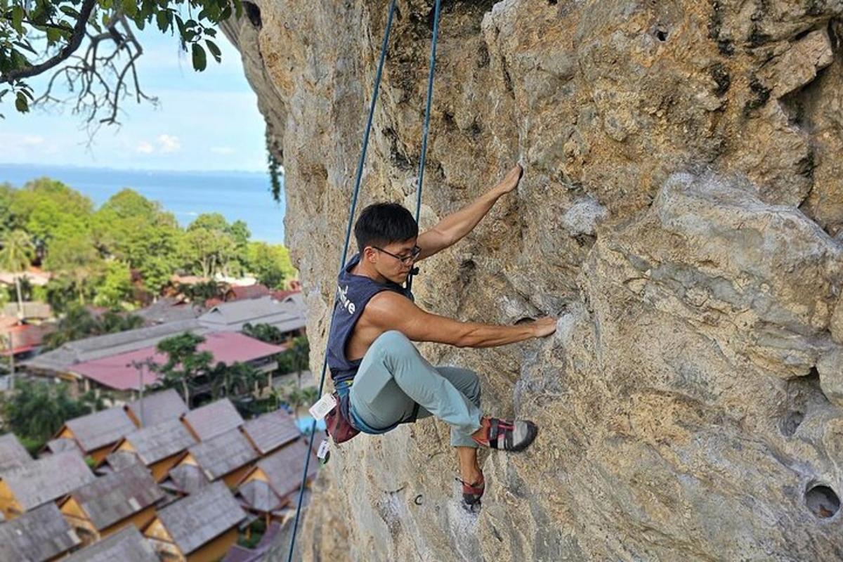 seorang lelaki sedang memanjat dinding batu