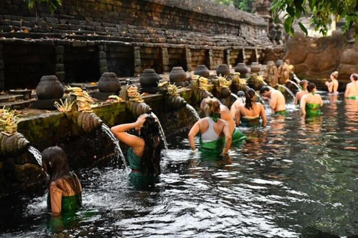 um grupo de pessoas na água de um templo