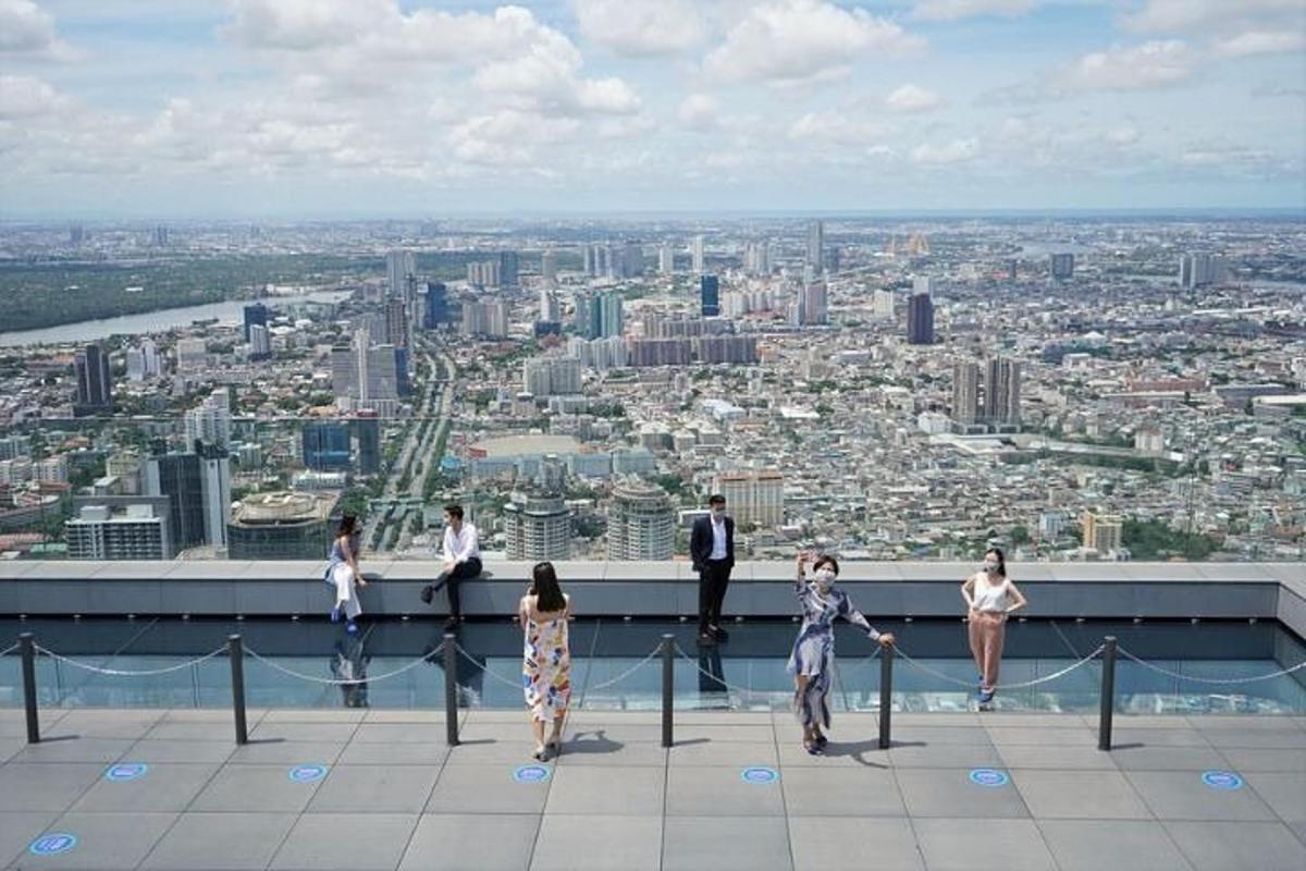 建物の端に立っている人々のグループ