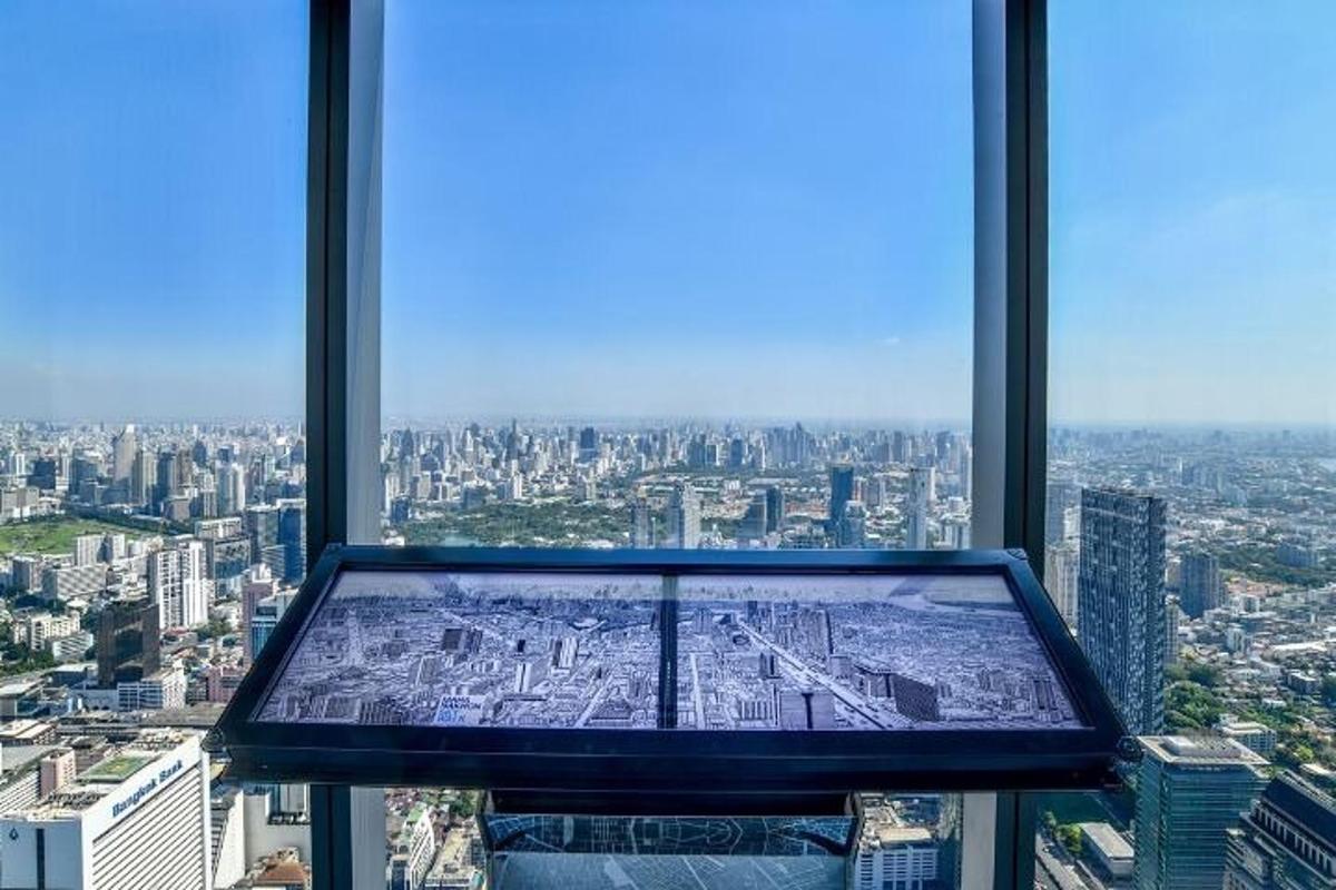 建物の窓の中央にある大きなスクリーン