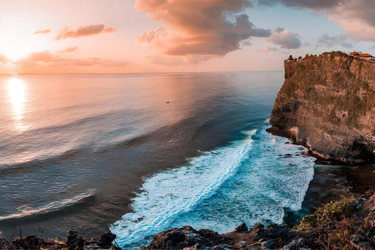 una vista aèria de l'oceà i un penya-segat