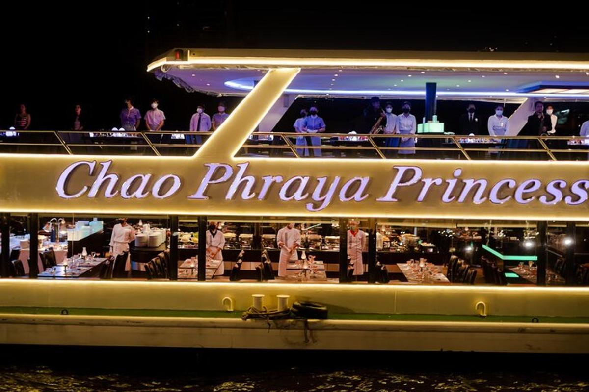výletní loď s nápisem Chico Pharmacy Princess