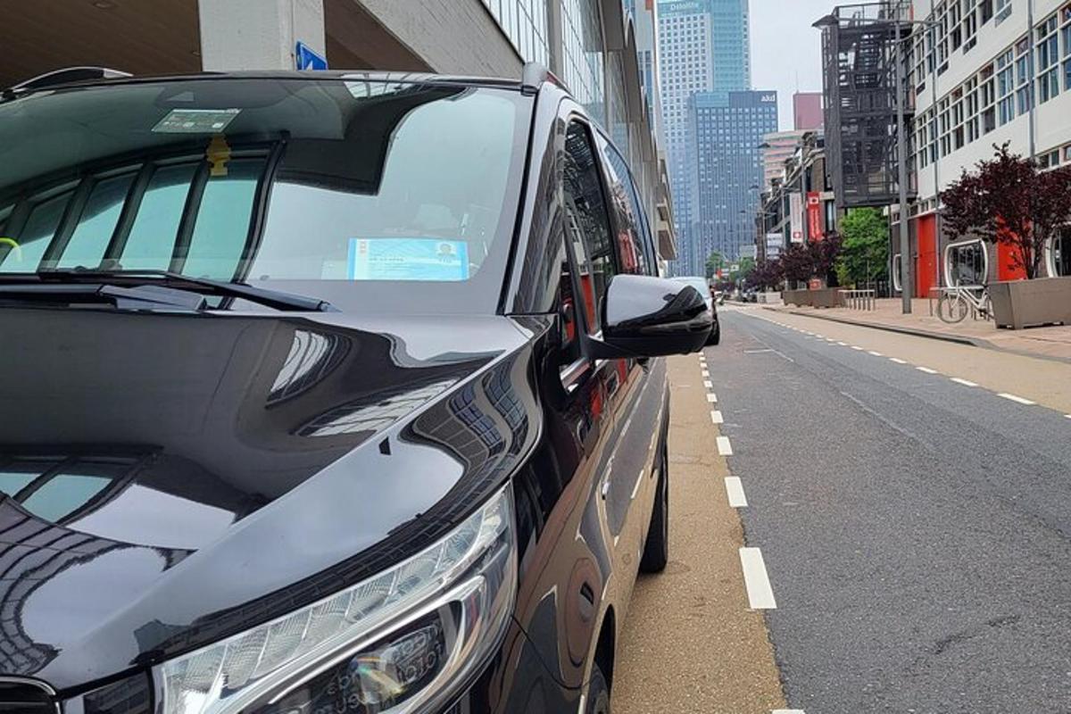 sebuah kereta hitam berhenti di tepi jalan