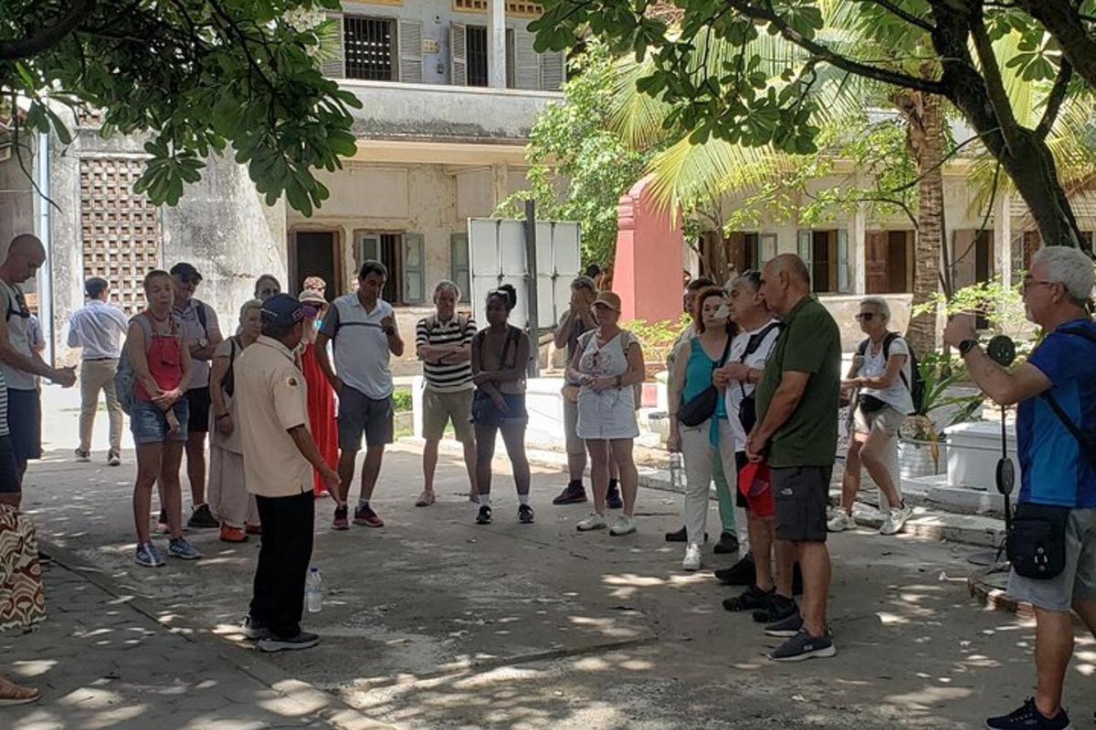 grupp inimesi, kes seisavad hoone ees