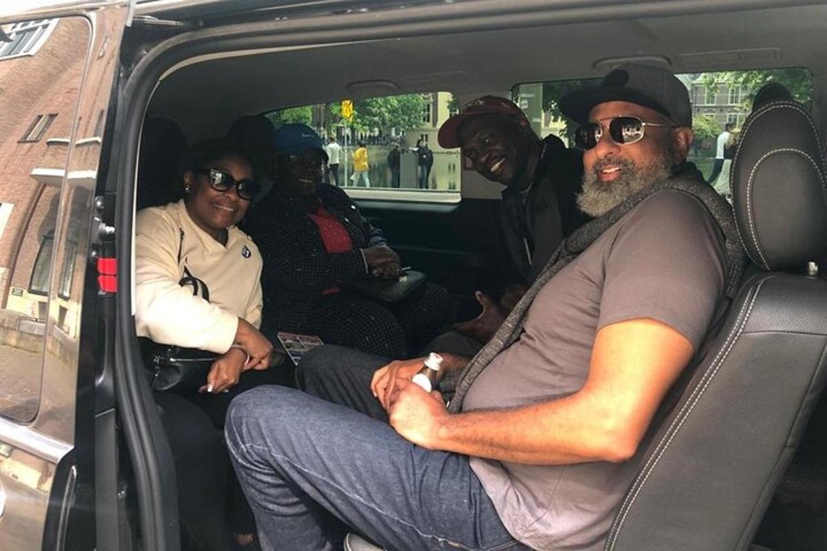 Un grupo de personas sentadas en la parte trasera de una camioneta