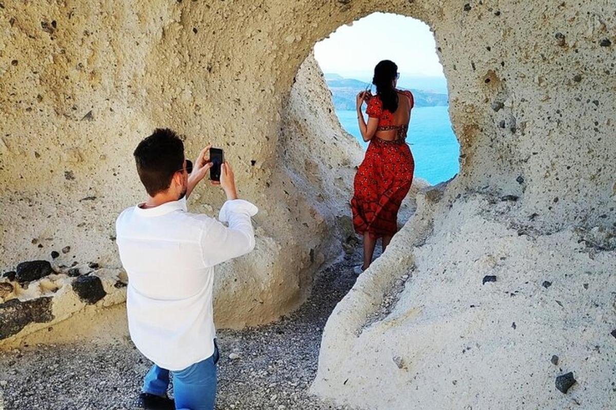 muž fotografující ženu v jeskyni