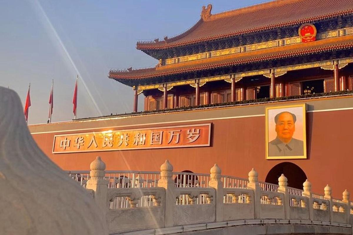 一座挂有总统肖像的建筑