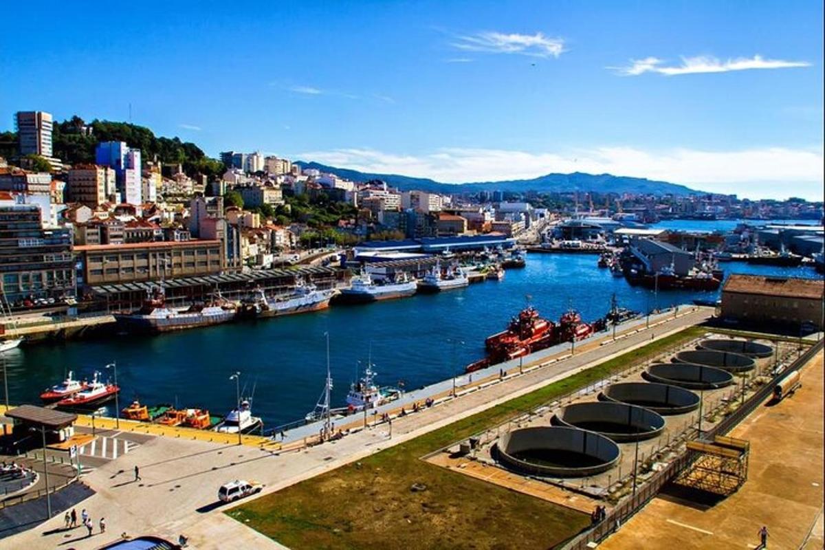 μια θέα ενός λιμανιού με βάρκες στο νερό