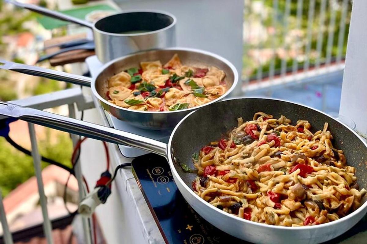 due padelle di cibo stanno cuocendo su un fornello