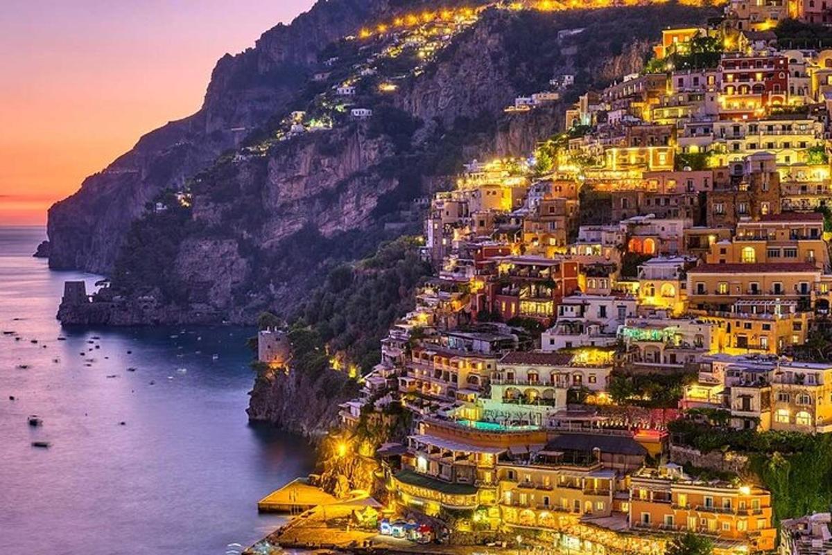 Positano küla Amalfi rannikul öösel