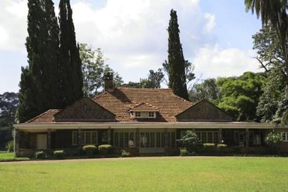 una grande casa con un prato verde davanti