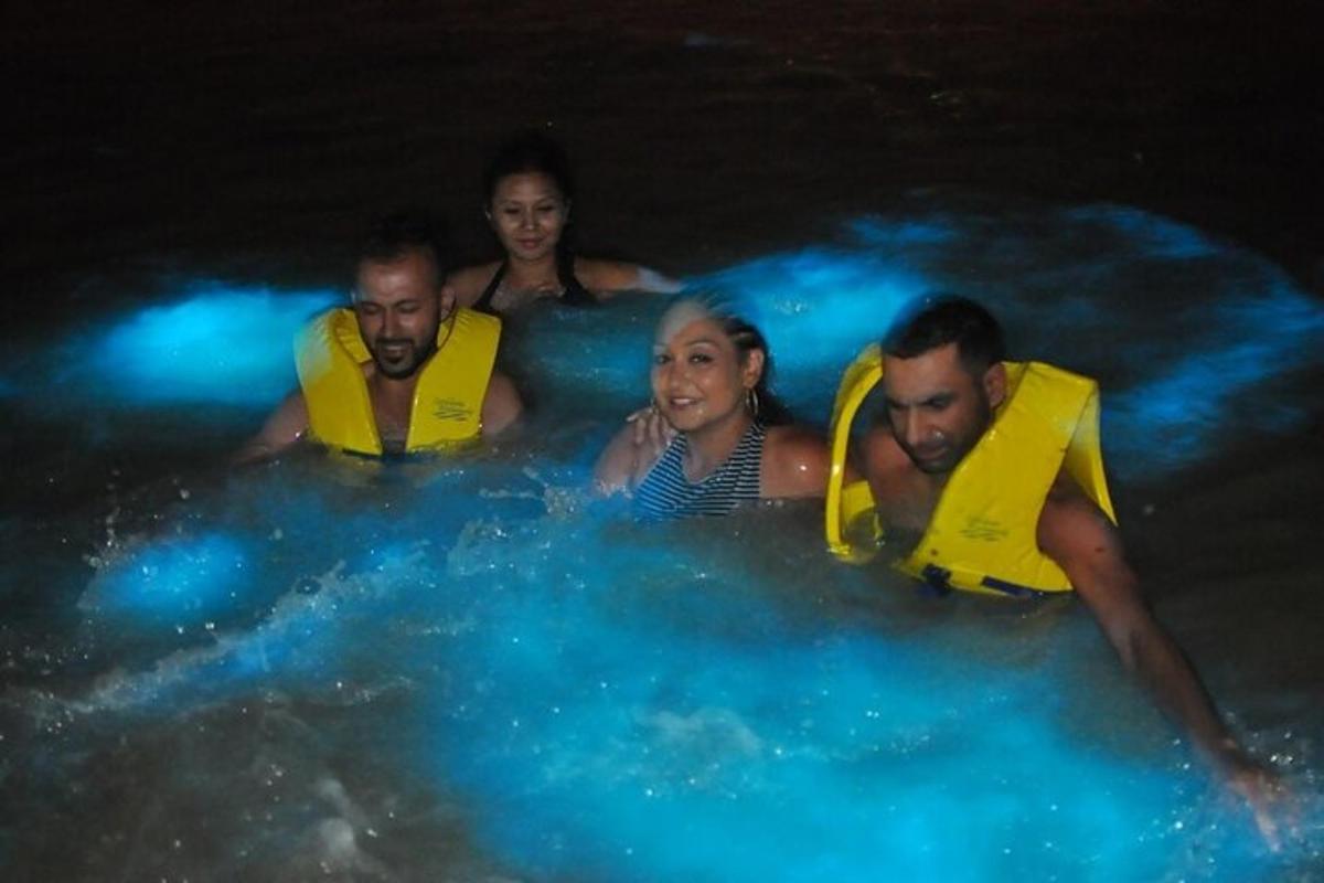 Un grupo de personas flotando en una balsa en una piscina.