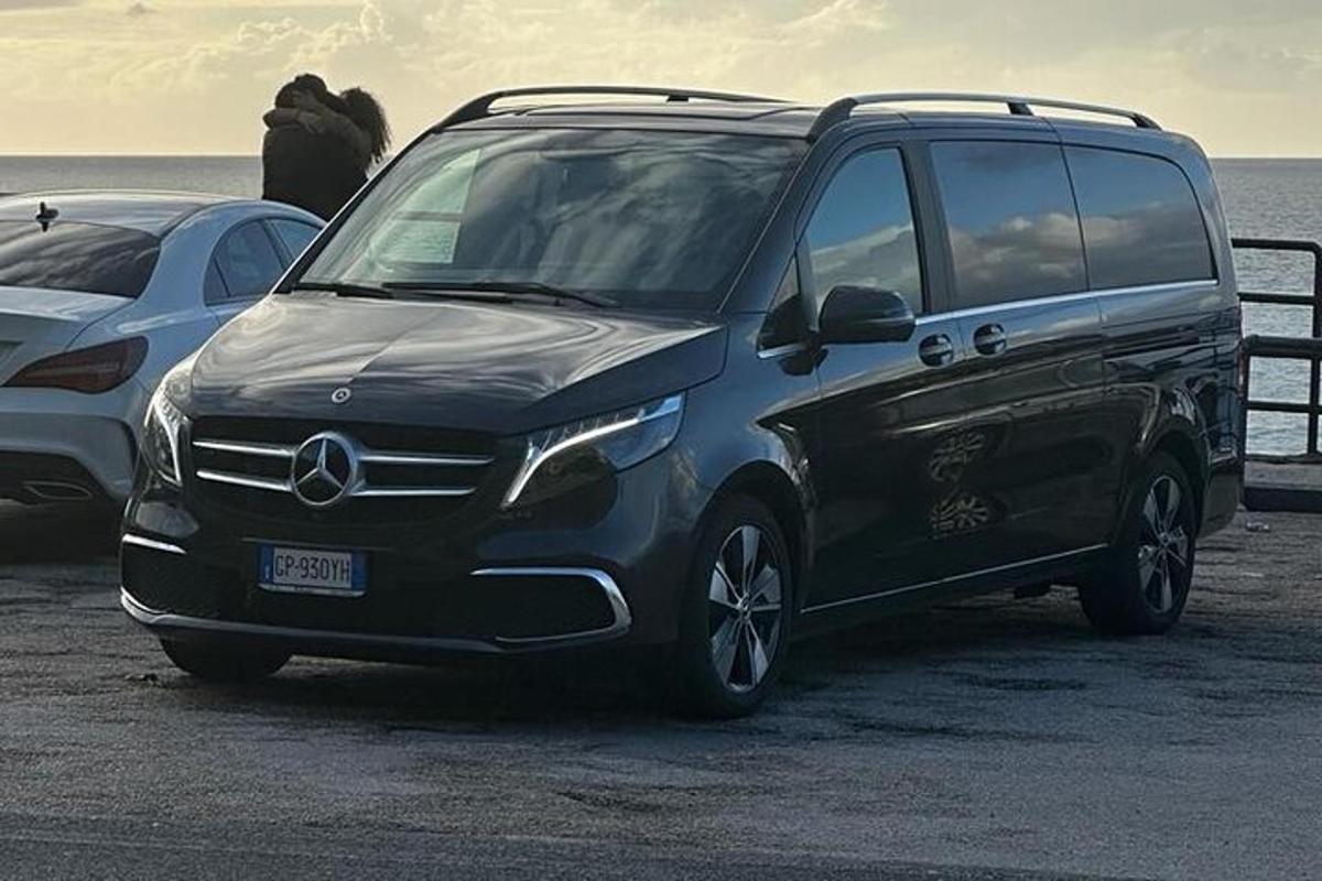 un furgone bianco e nero parcheggiato vicino all'oceano