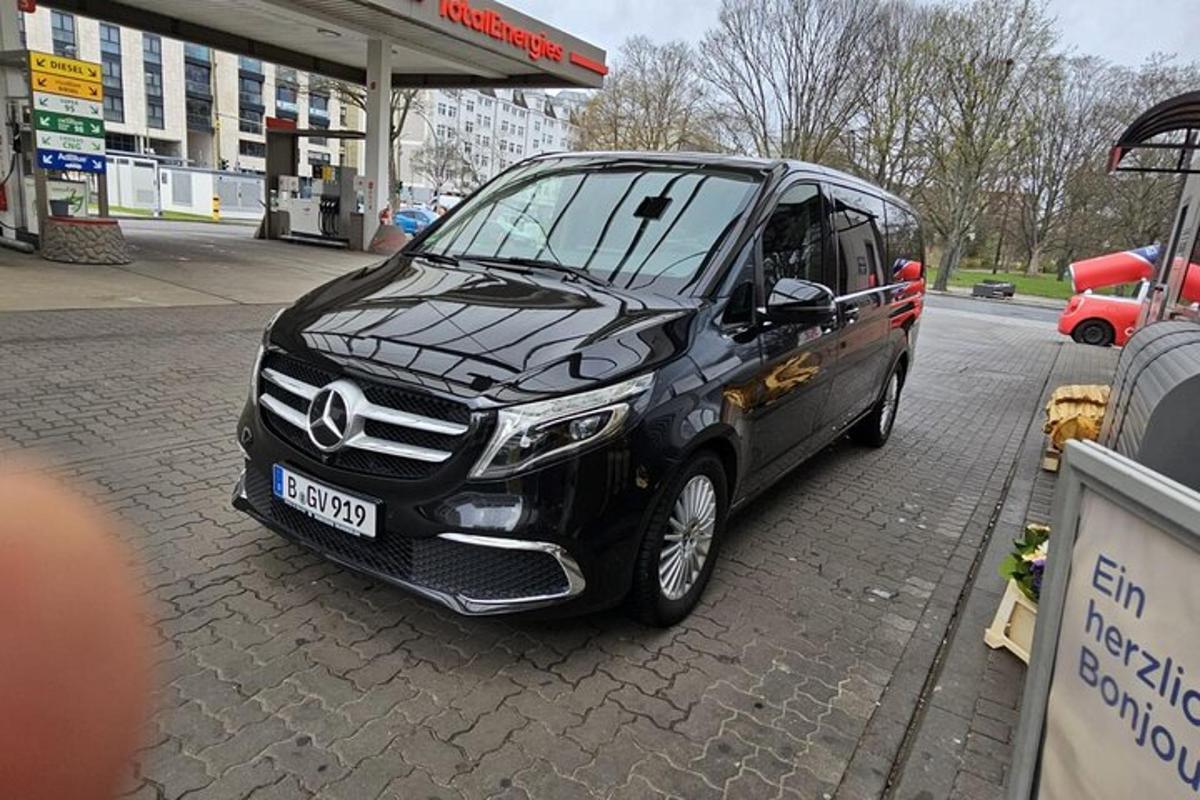 malé černé auto zaparkované u čerpací stanice