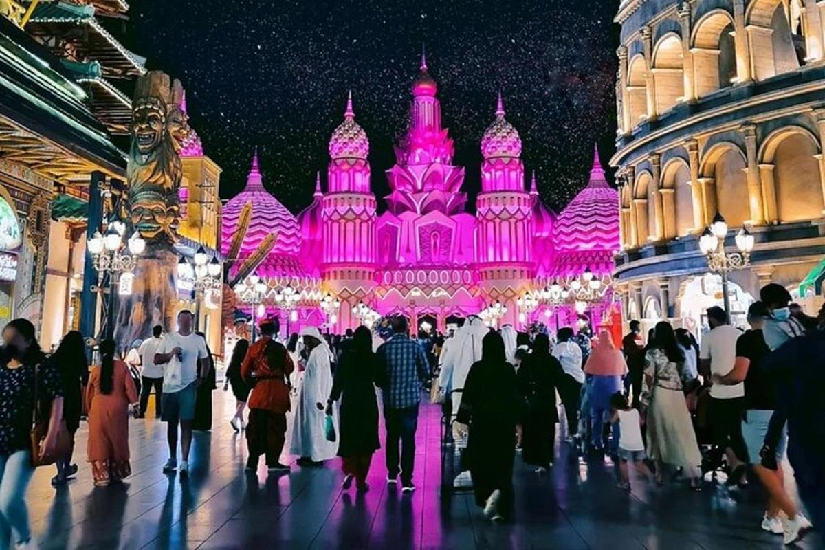 مجموعة من الأشخاص يسيرون أمام مبنى بأضواء وردية