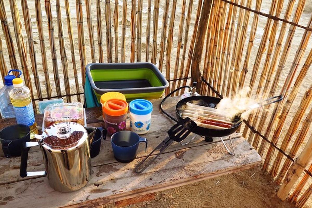 uma mesa com uma grelha com comida e outros itens