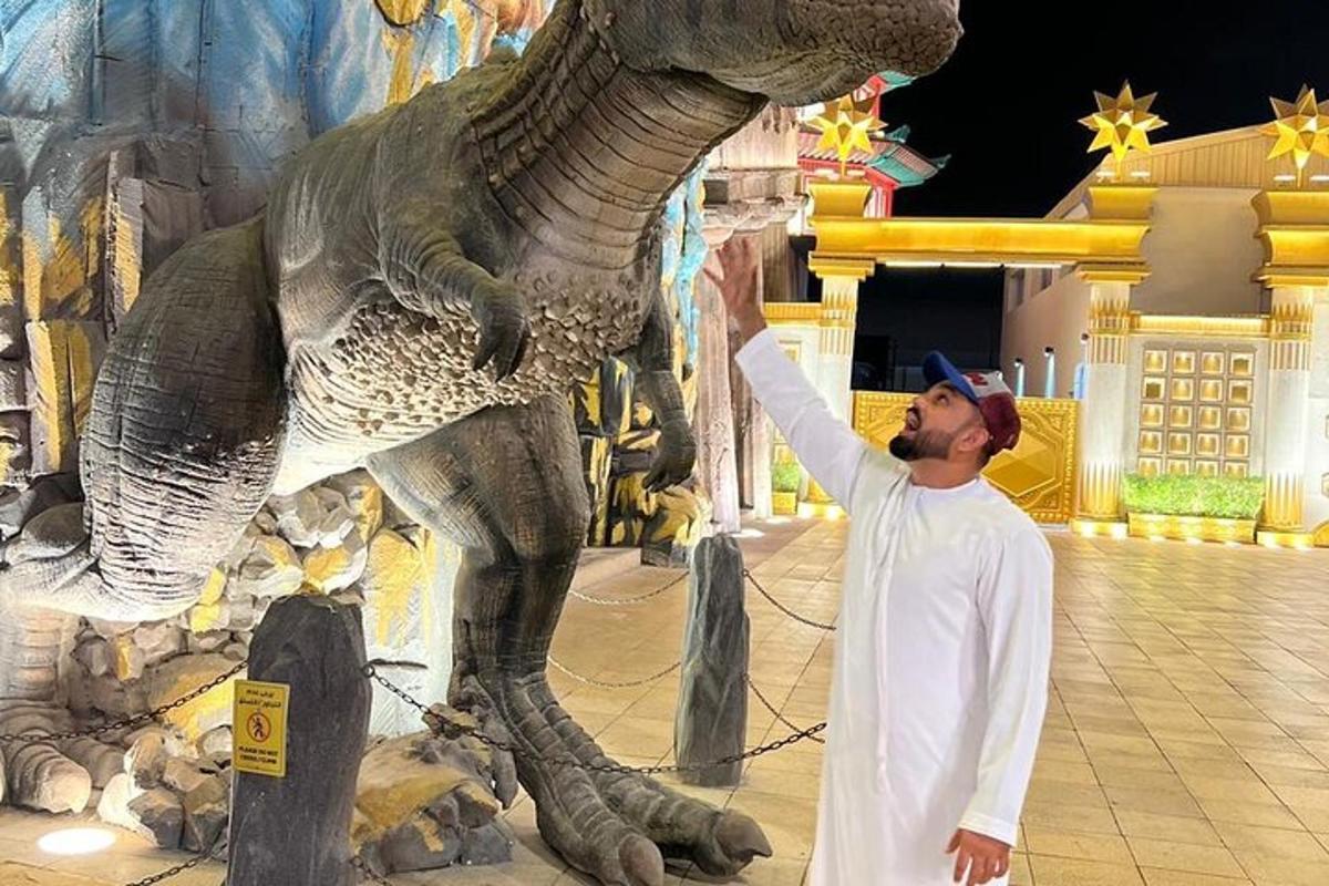 رجل يقف بجانب تمثال فيل