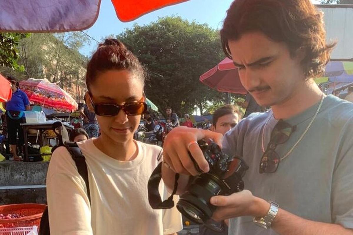 muž fotící ženu fotoaparátem