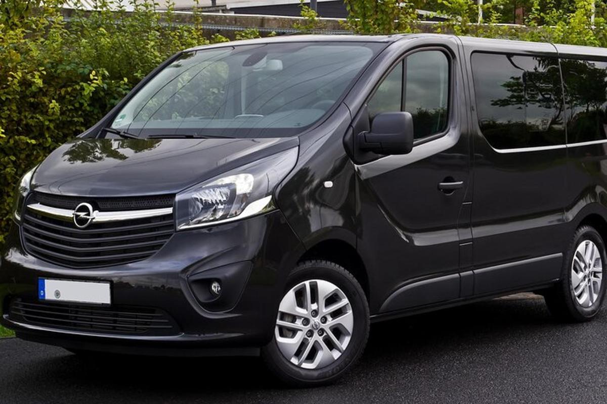 un minivan nero parcheggiato in un parcheggio