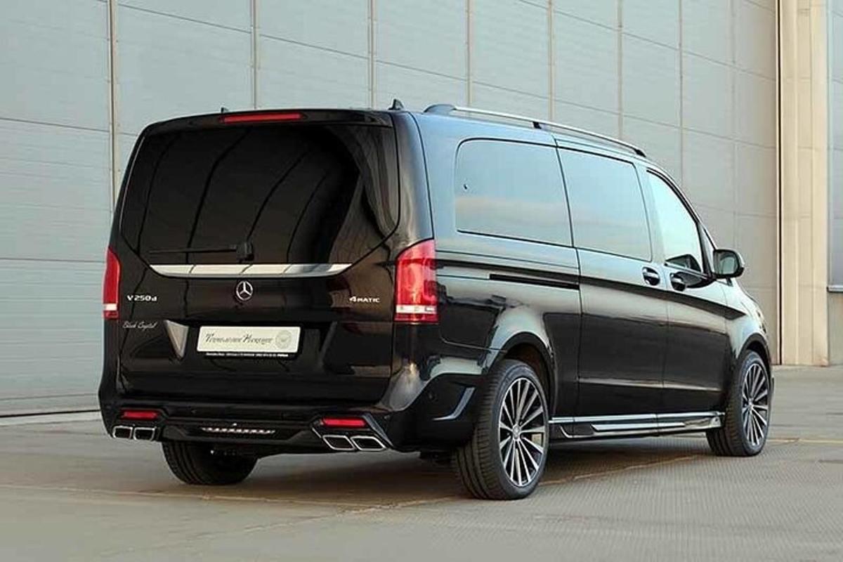 một chiếc xe tải màu đen đang đỗ trong bãi đậu xe