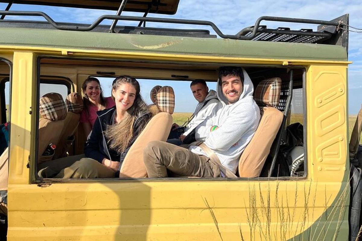 un groupe de personnes assises à l'arrière d'une camionnette