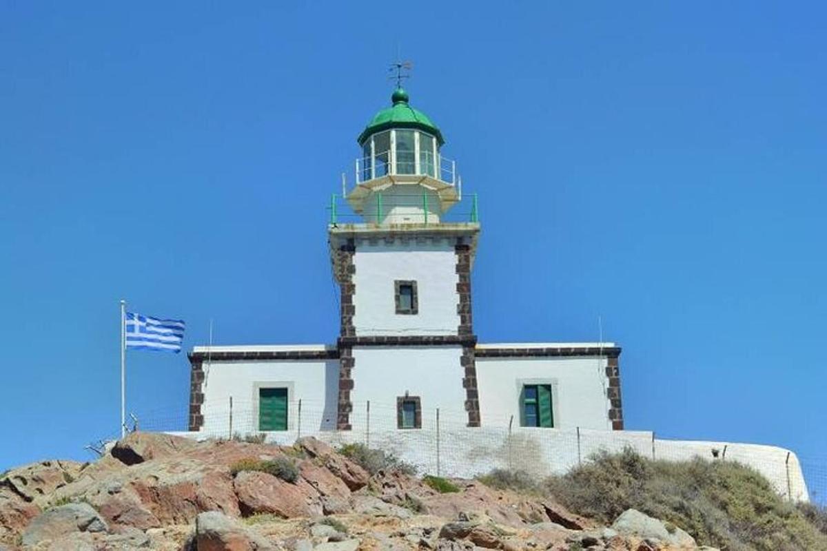 maják na vrcholu skalnatého kopce
