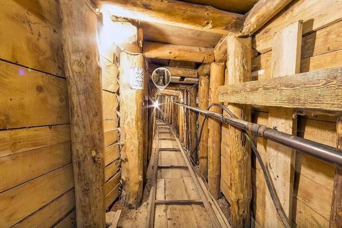 Un pasillo vacío en un viejo edificio de madera.