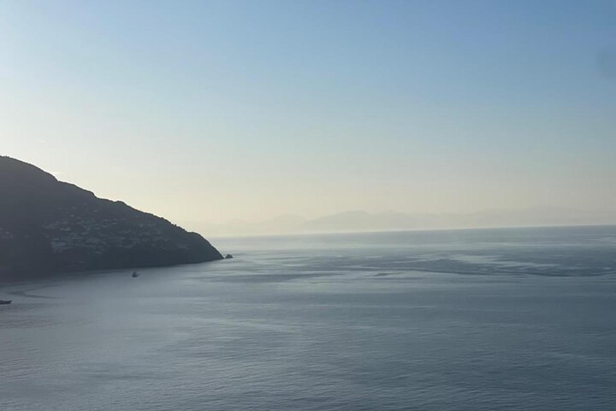 una vista d'una gran massa d'aigua