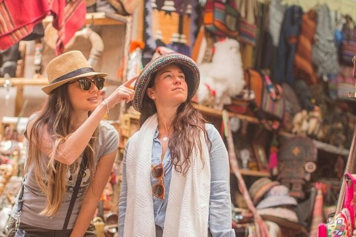 Dos mujeres paradas una al lado de la otra en una tienda de ropa
