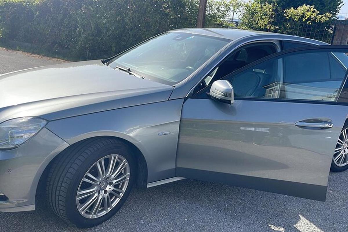 un'auto argentata parcheggiata in un parcheggio