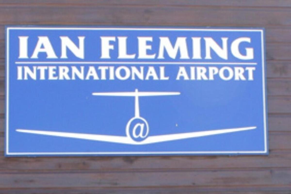 uma placa para um aeroporto internacional na parede