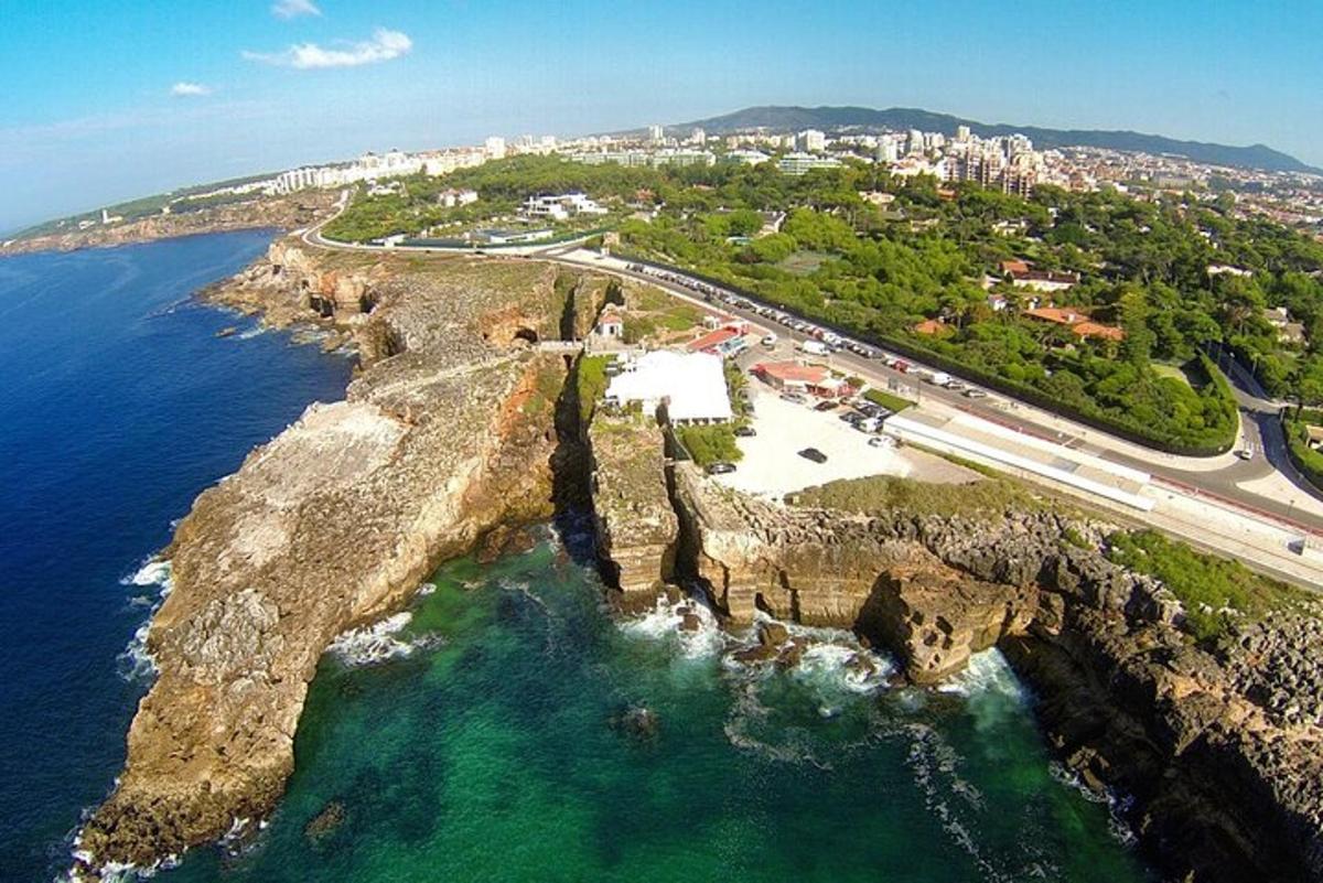 zračni pogled na skalnato obalo z oceanom