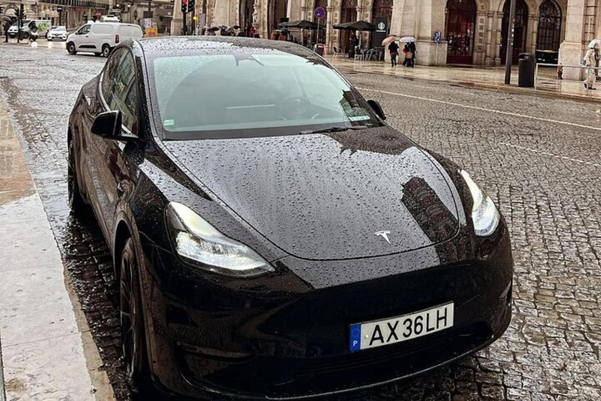 must auto pargitud tänava äärde