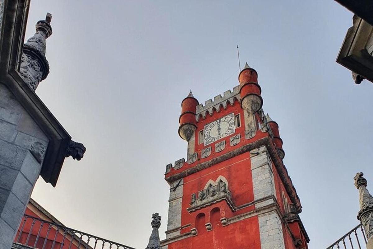 menara bata tinggi dengan jam di atasnya