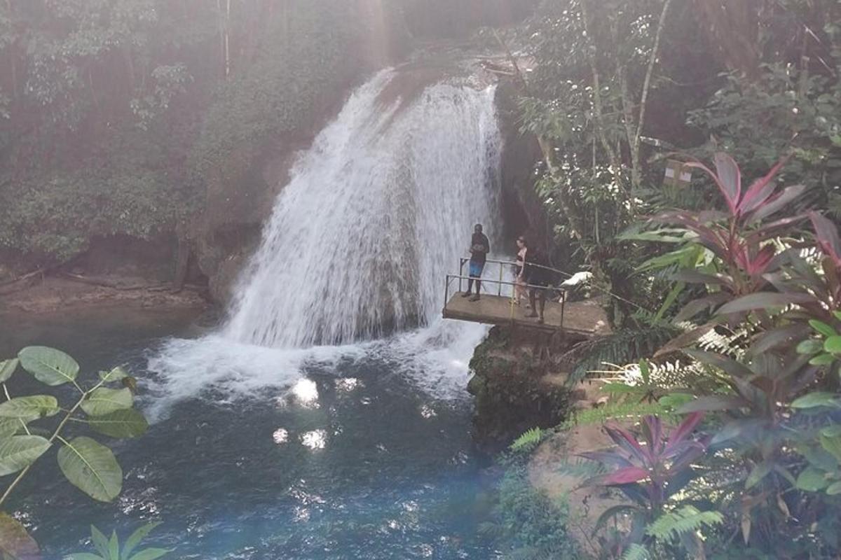 Tveir menn standa á brú fyrir framan foss