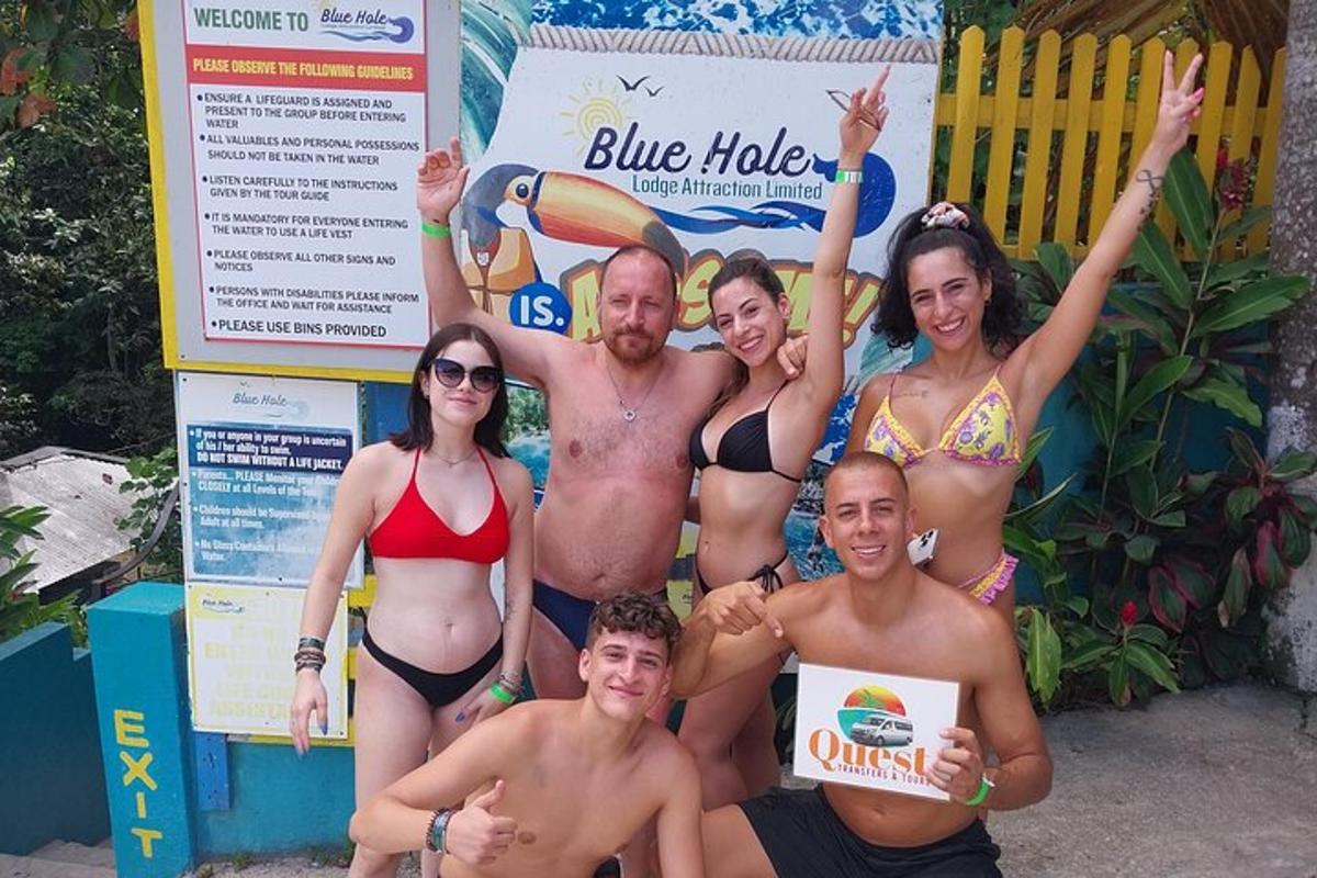 un gruppo di persone in costume da bagno che posano per una foto