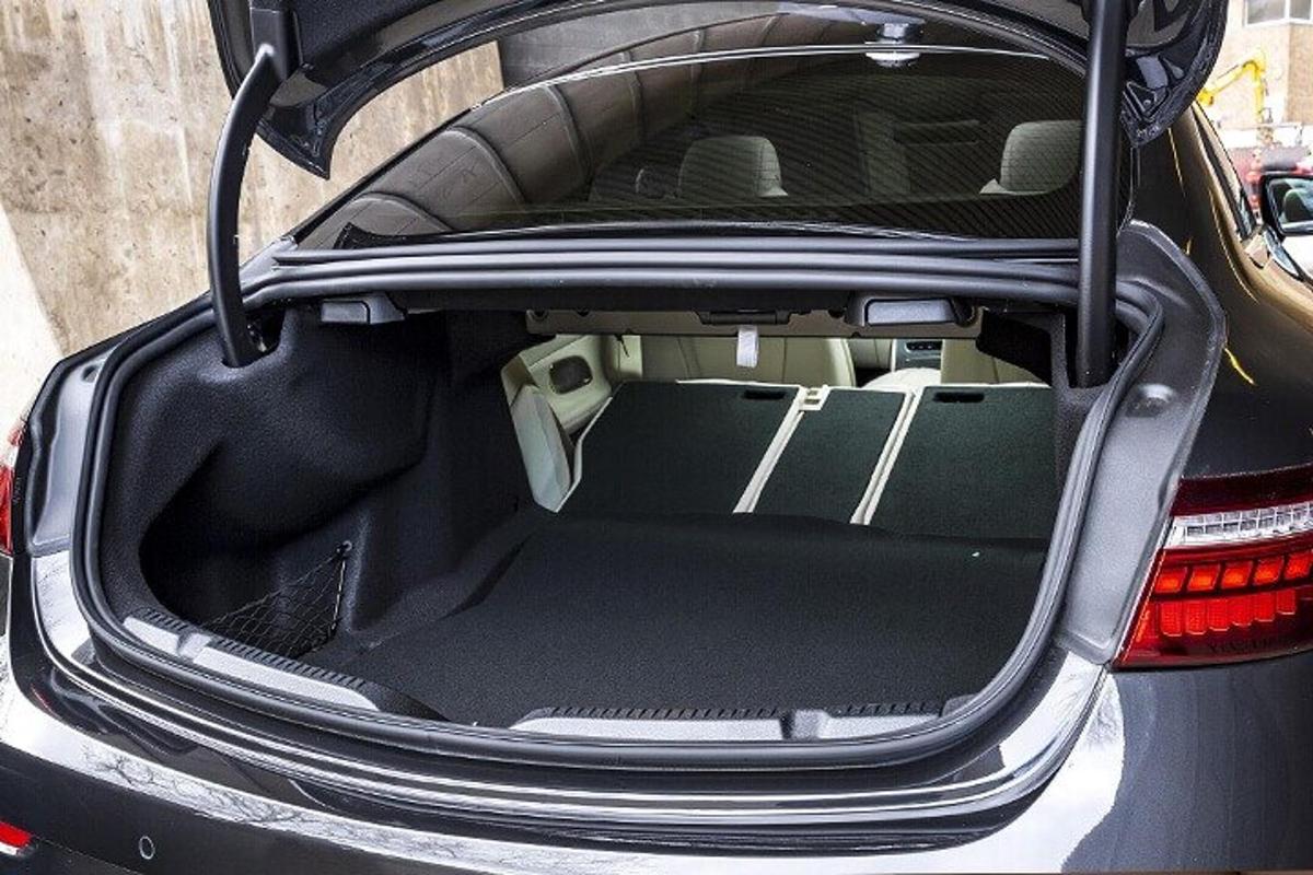 le coffre d'une voiture avec le coffre ouvert