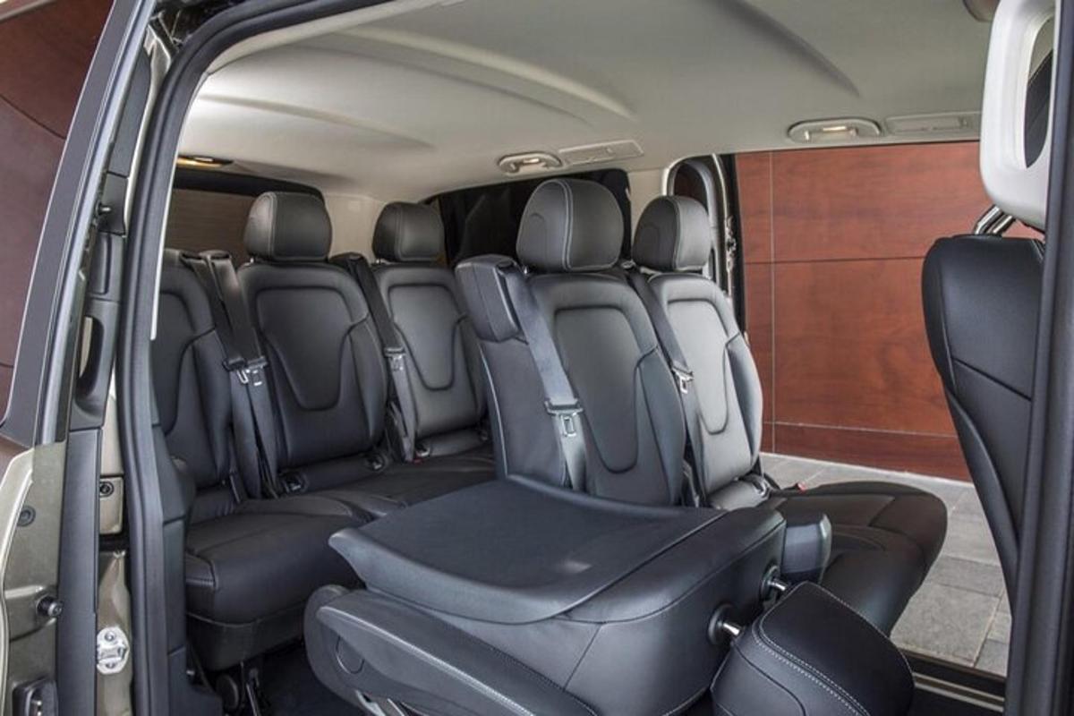 uma vista interna dos bancos traseiros de uma minivan