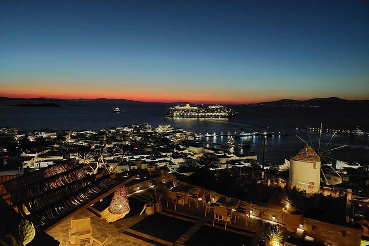 μια θέα ενός λιμανιού με ένα κρουαζιερόπλοιο στο νερό