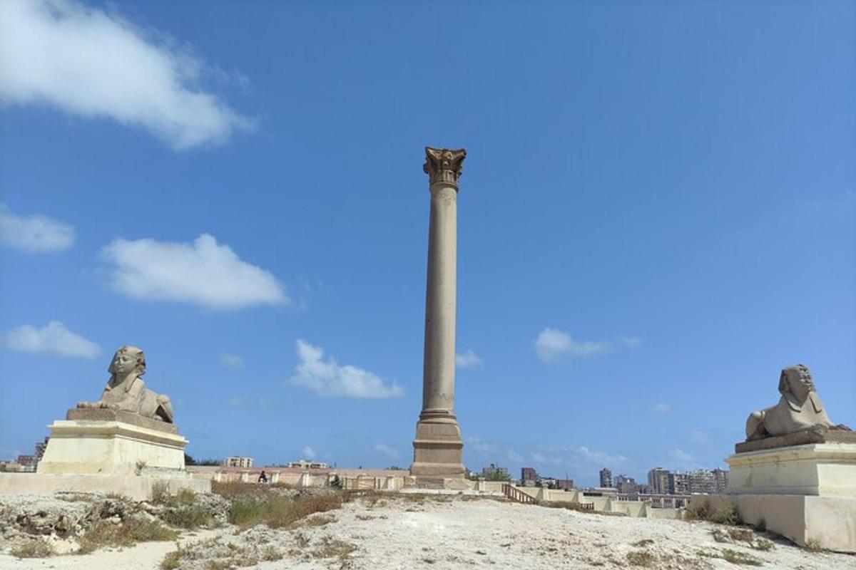 un monument al cim d'un turó amb dues estàtues