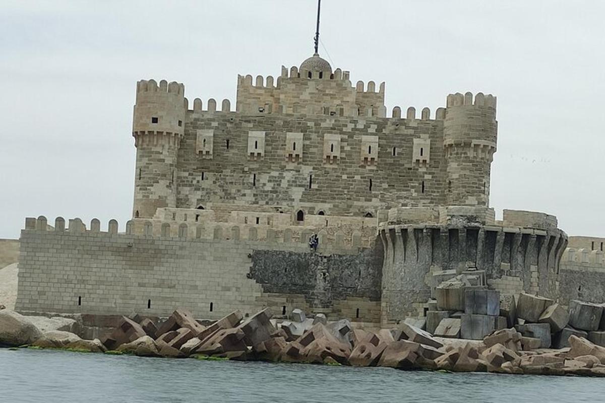 un gran castell situat a la vora de l'aigua