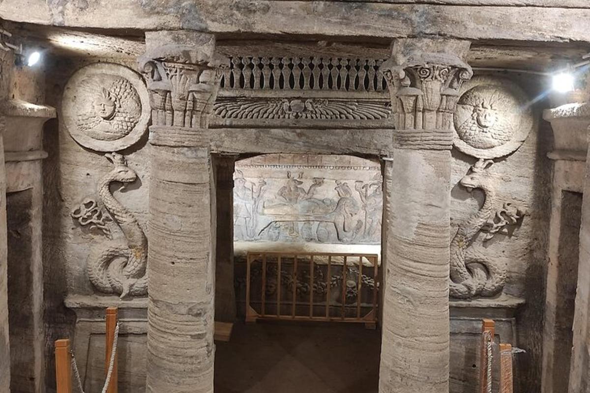 un edifici amb columnes amb una pintura a la paret