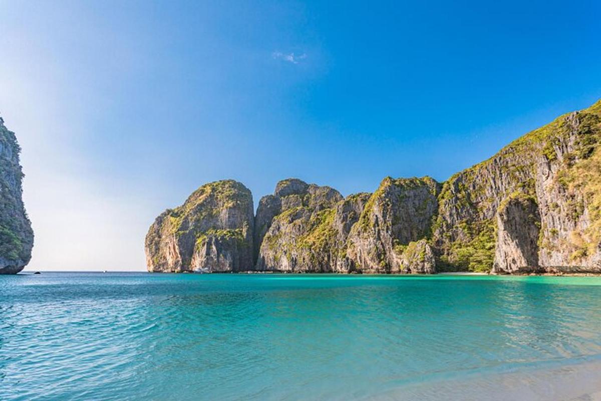 pantai di lautan dengan tebing batu kapur