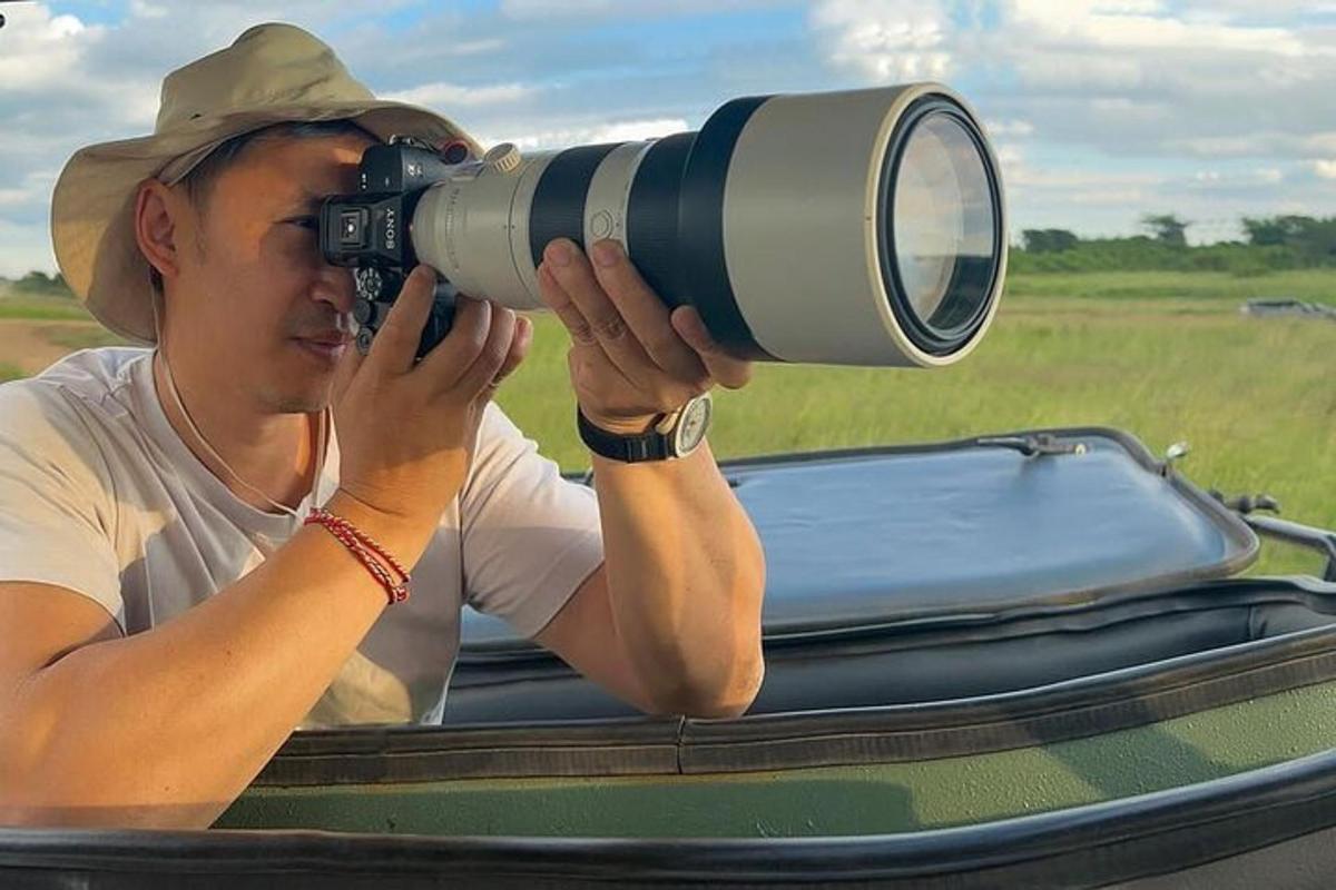 un uomo che scatta una foto con una macchina fotografica