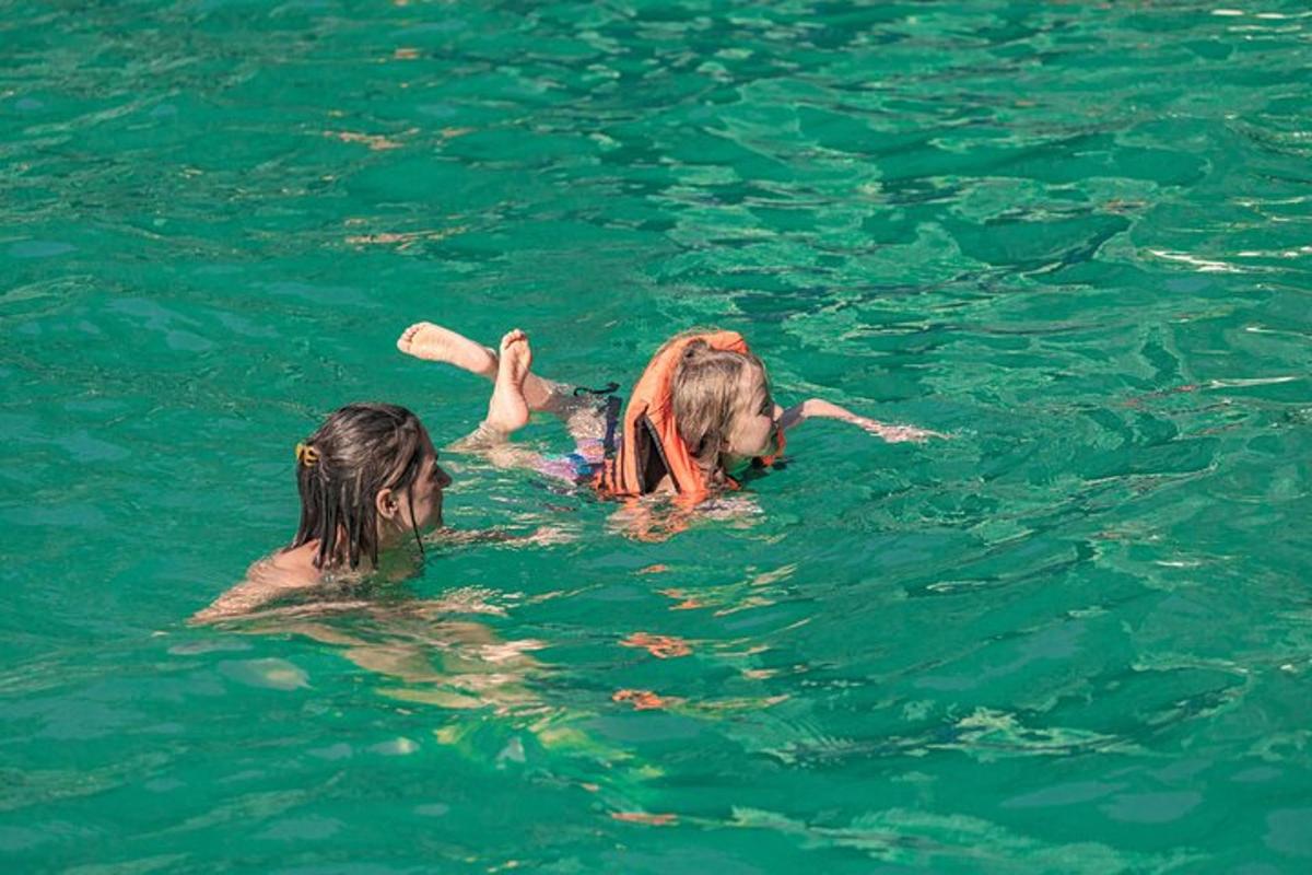 dua gadis berenang di dalam air di dalam air