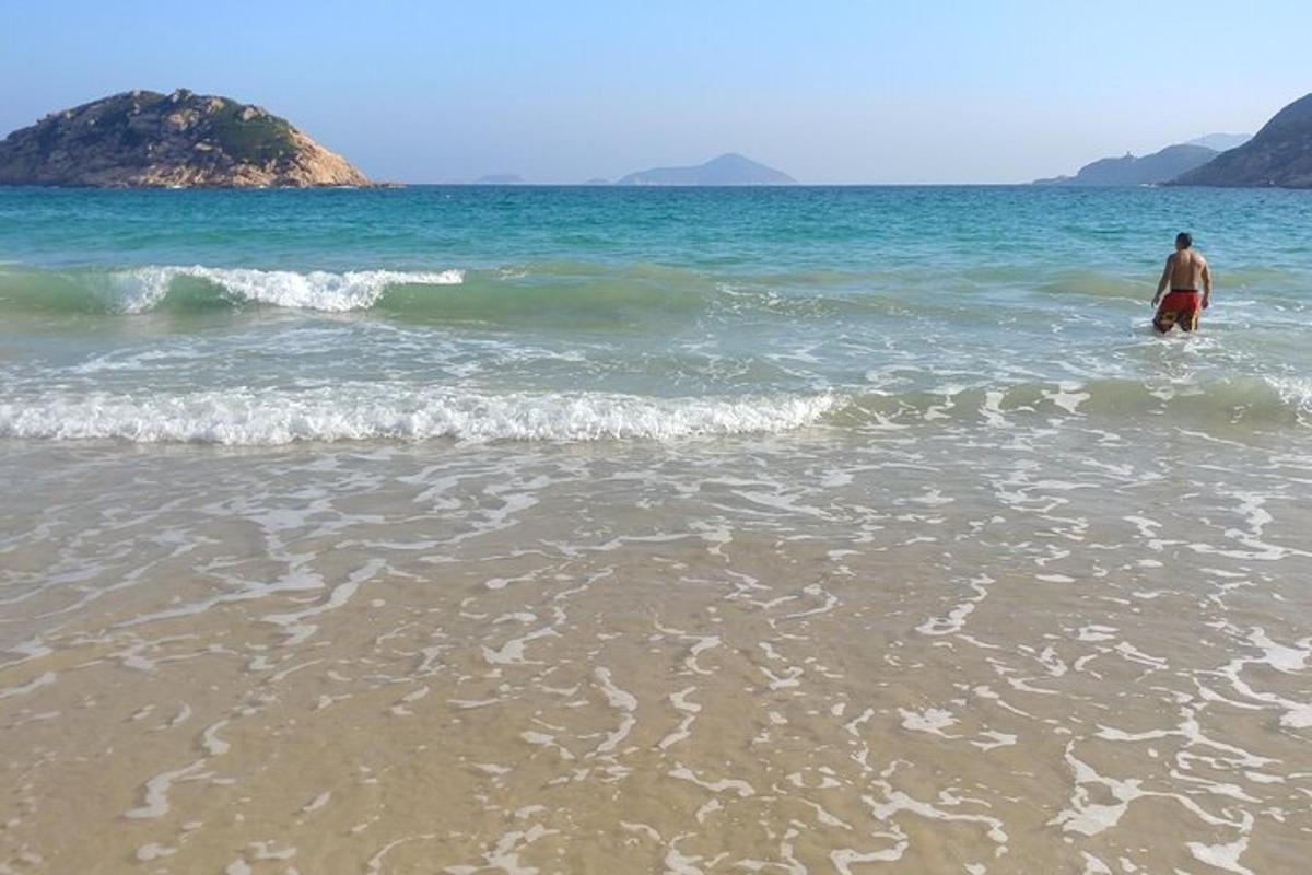 ένας άντρας που στέκεται στο νερό στην παραλία