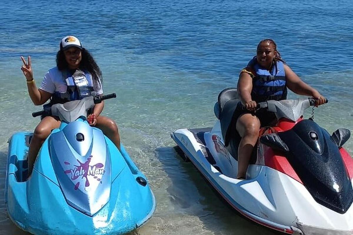 două femei călărind pe un jet ski în apă